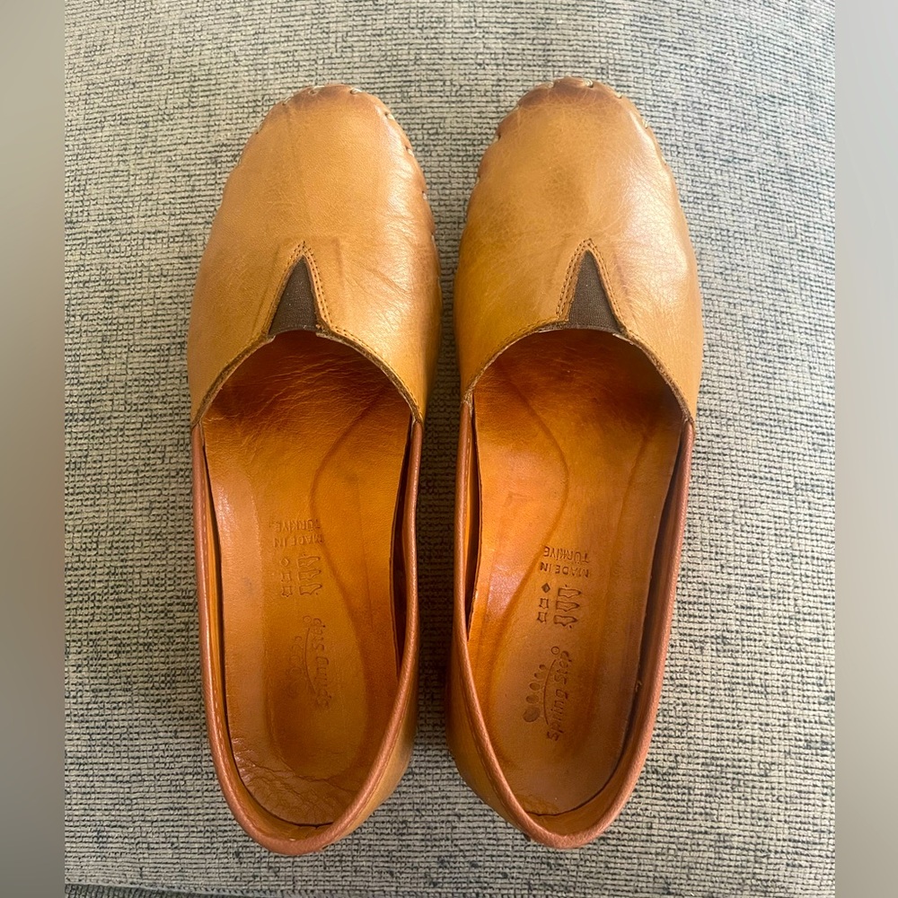 SPRING STEP KATHALETA LEATHER SLIP-ONS SIZE 39 (8-8.5)—TAN